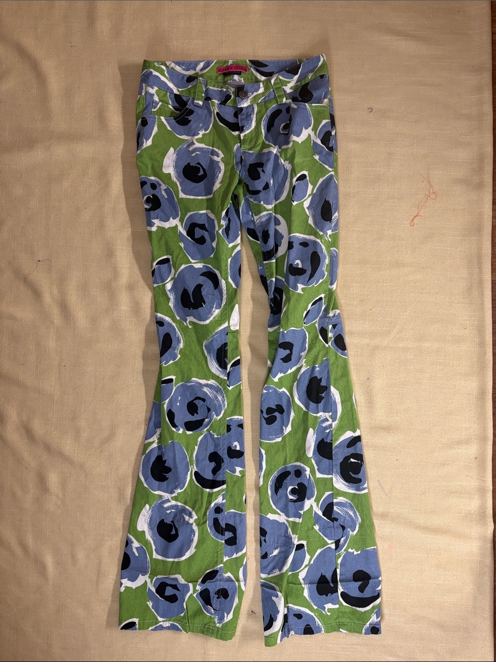 Alice + Olivia Green Floral Boot‑Flare Pants with Blue & Black Motif